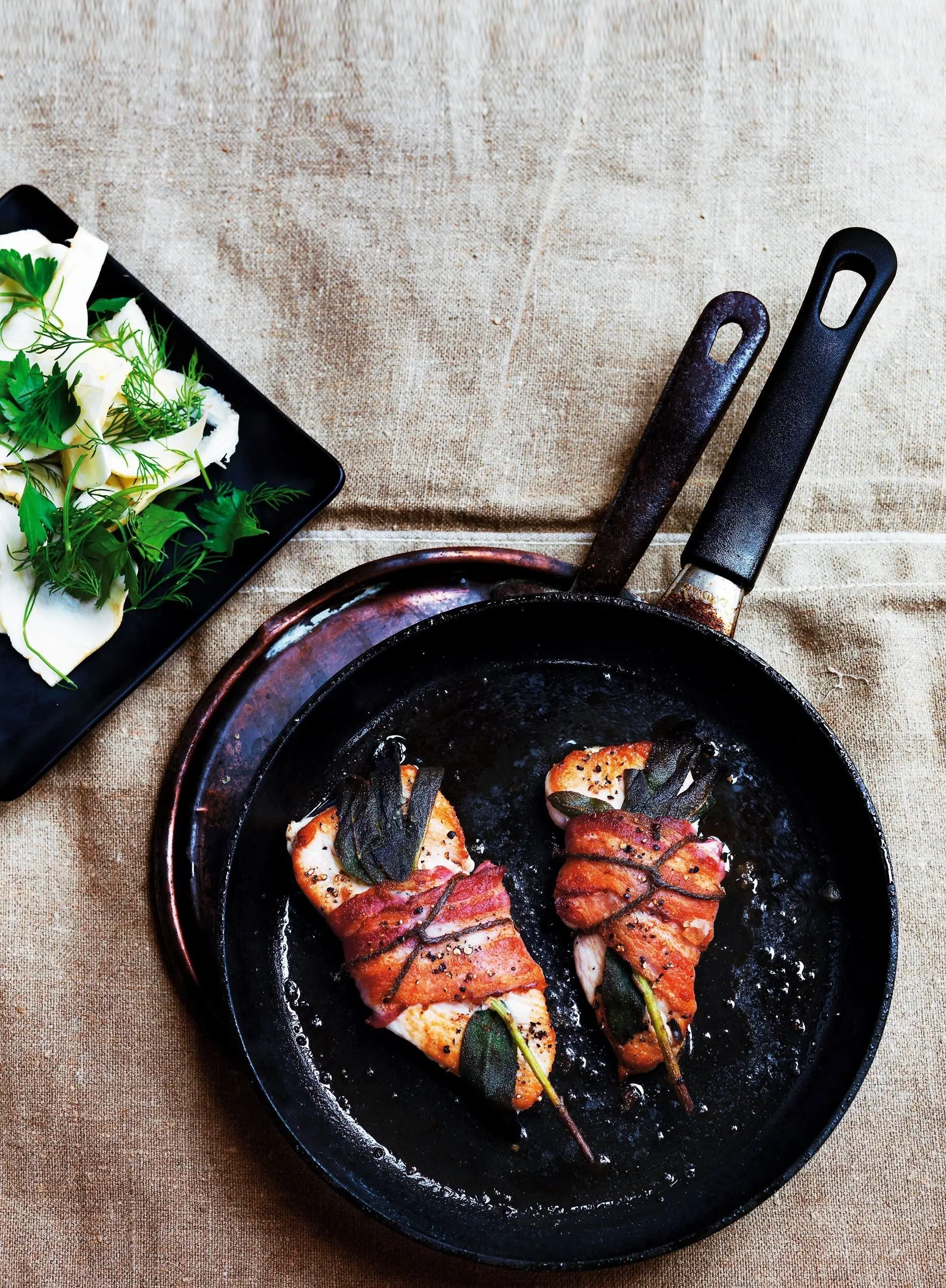 Pute im Baconmantel mit Salbei und Wurzelgemüsesalat