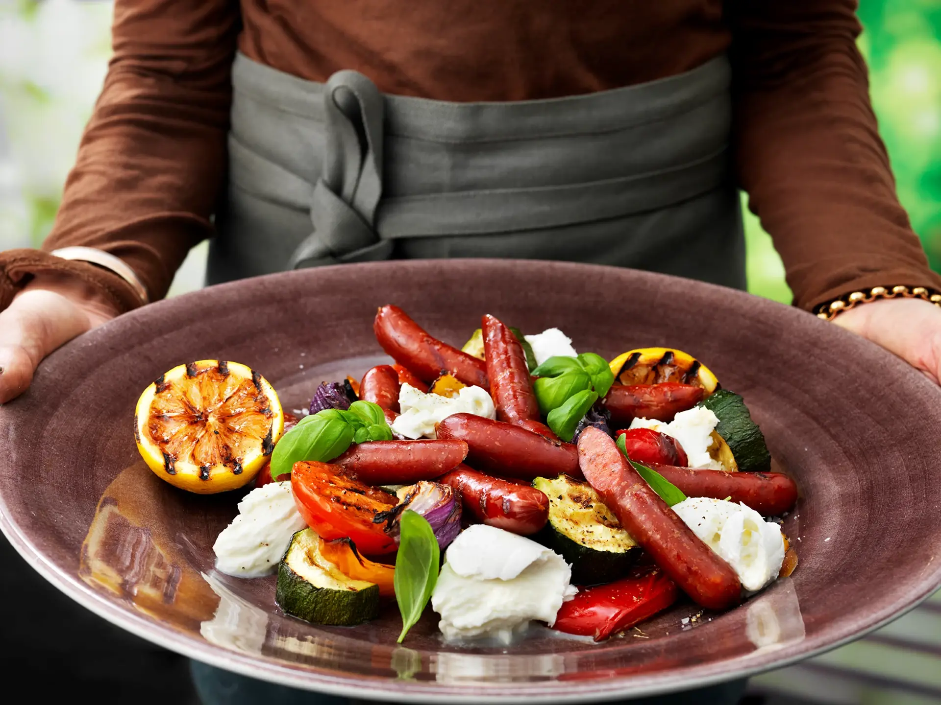 Grillad kryddkorv med mozzarella & squash