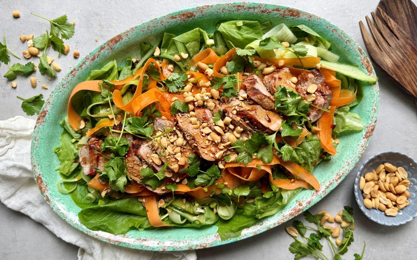 Thai inspireret salat med grillet mørbrad af gris