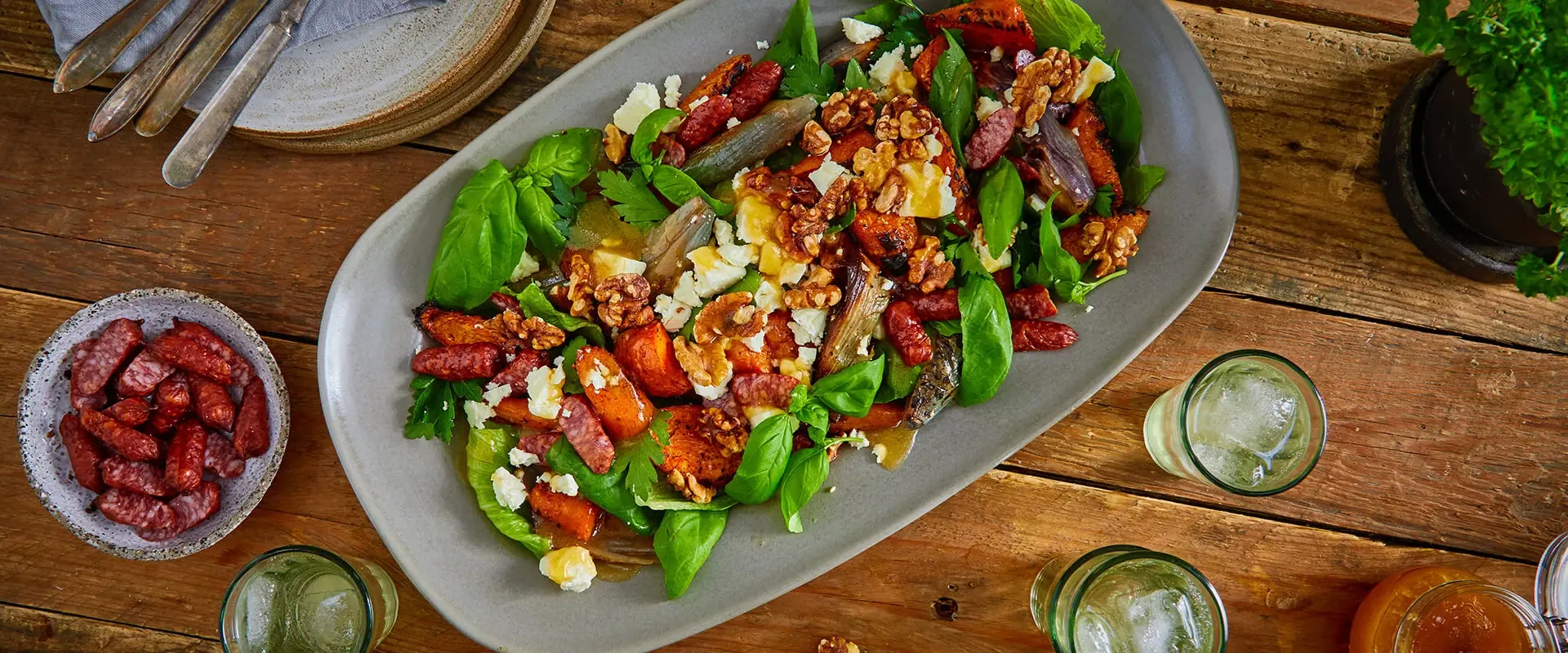 Örtsallad med salamisnacks