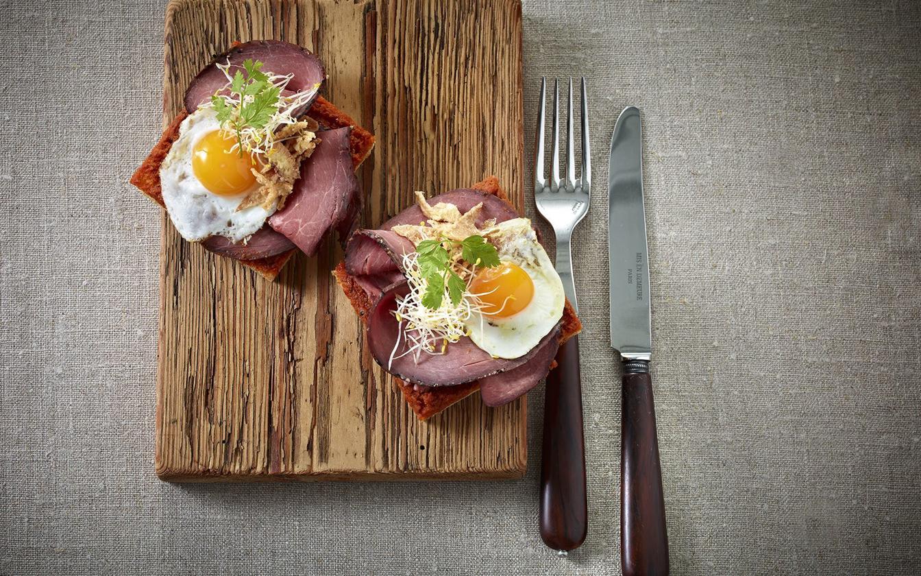 Højtbelagt smørrebrød med roastbeef