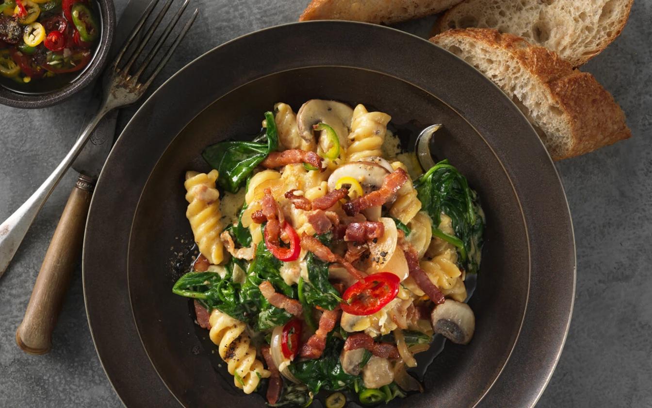 One pot pasta med bacon, svampe og spinat