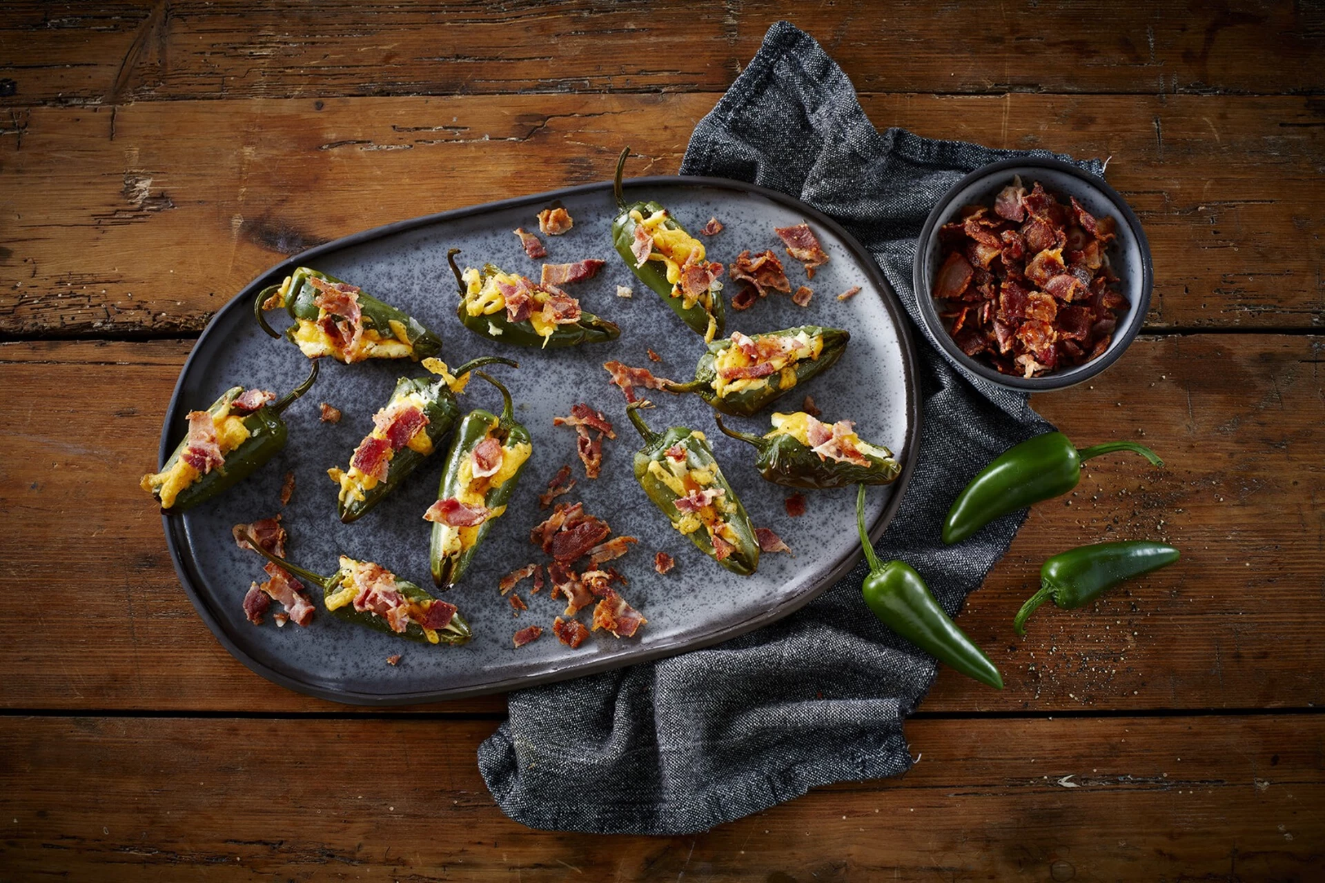 Fyldte jalapeños med bacon