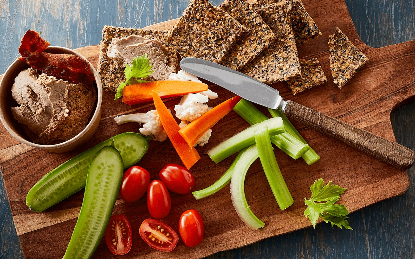 Hjemmelavet knækbrød med leverpostej, stegt bacon og gnavegrønt