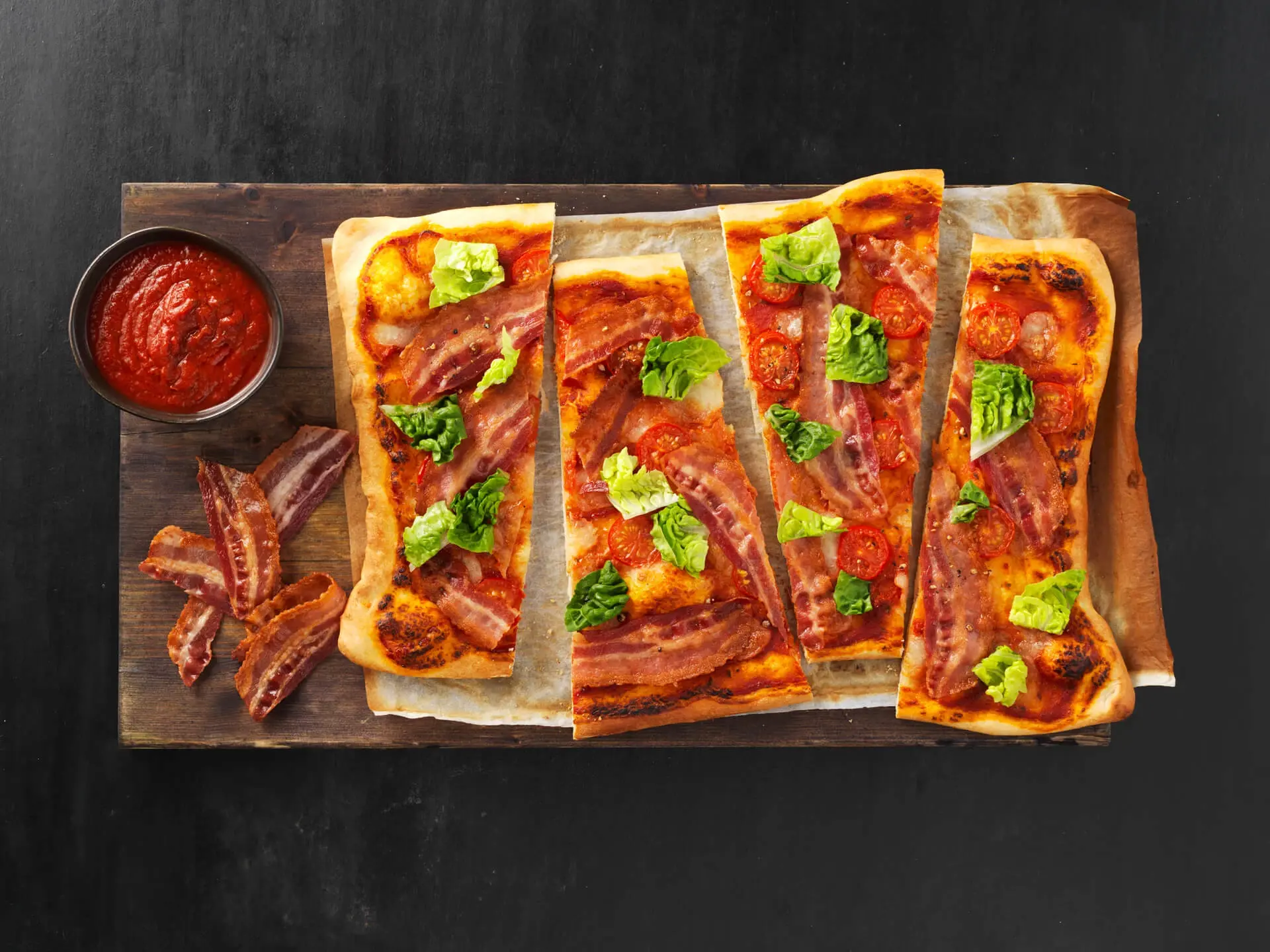 Pizza med escarole salat og bacon