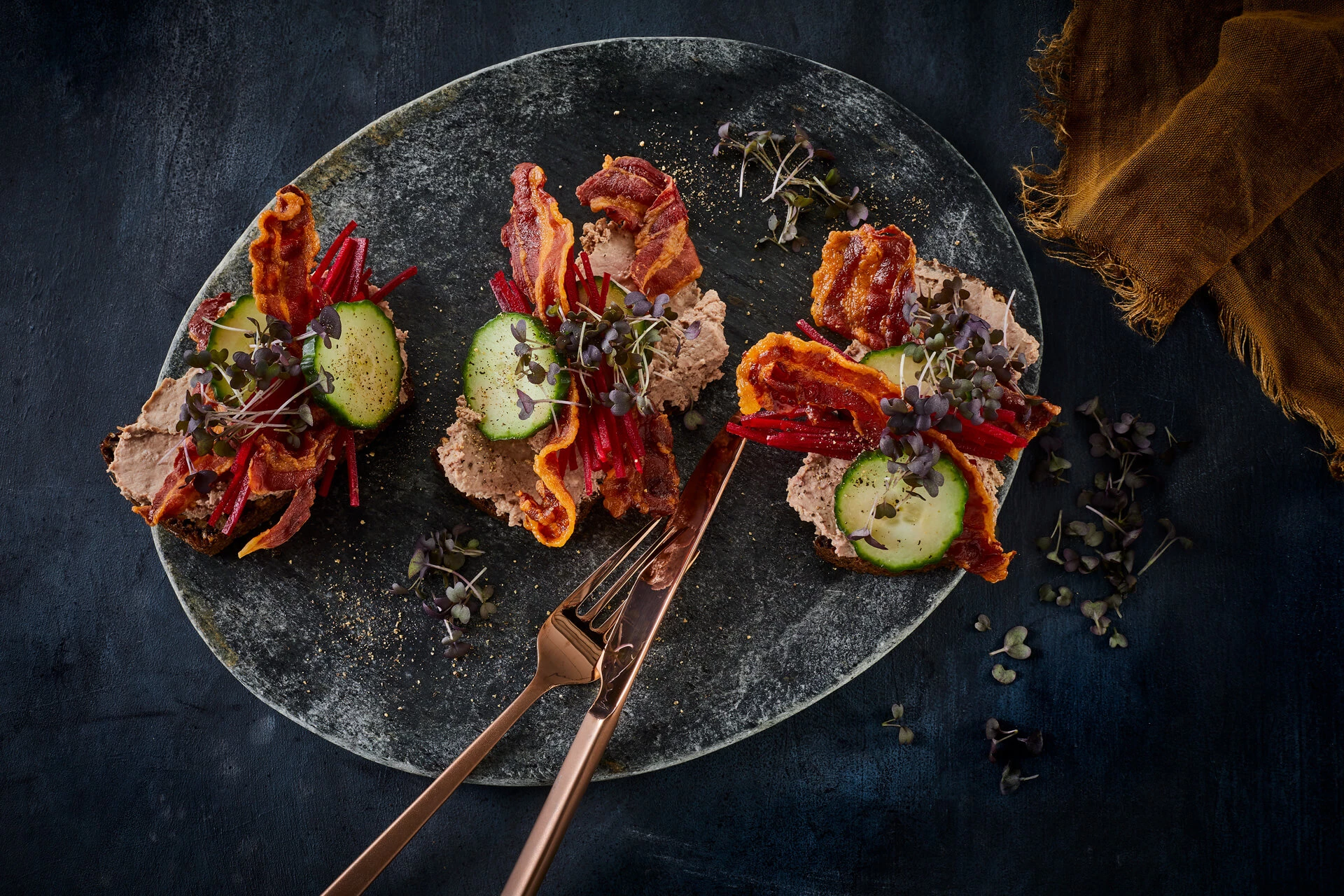 Smørrebrød med leverpostej, rødbede og sprødt bacon
