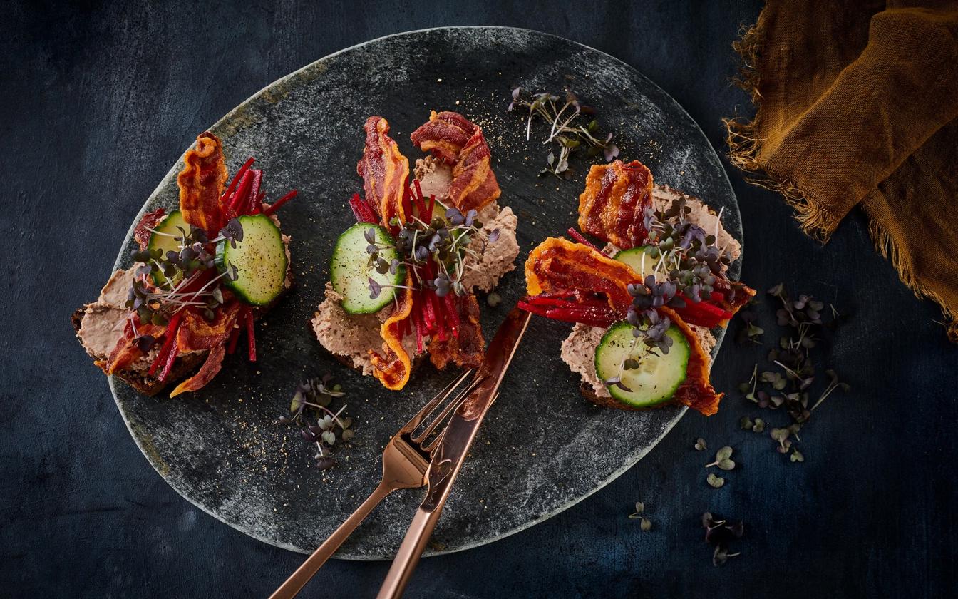 Smørrebrød med leverpostej, rødbede og sprødt bacon