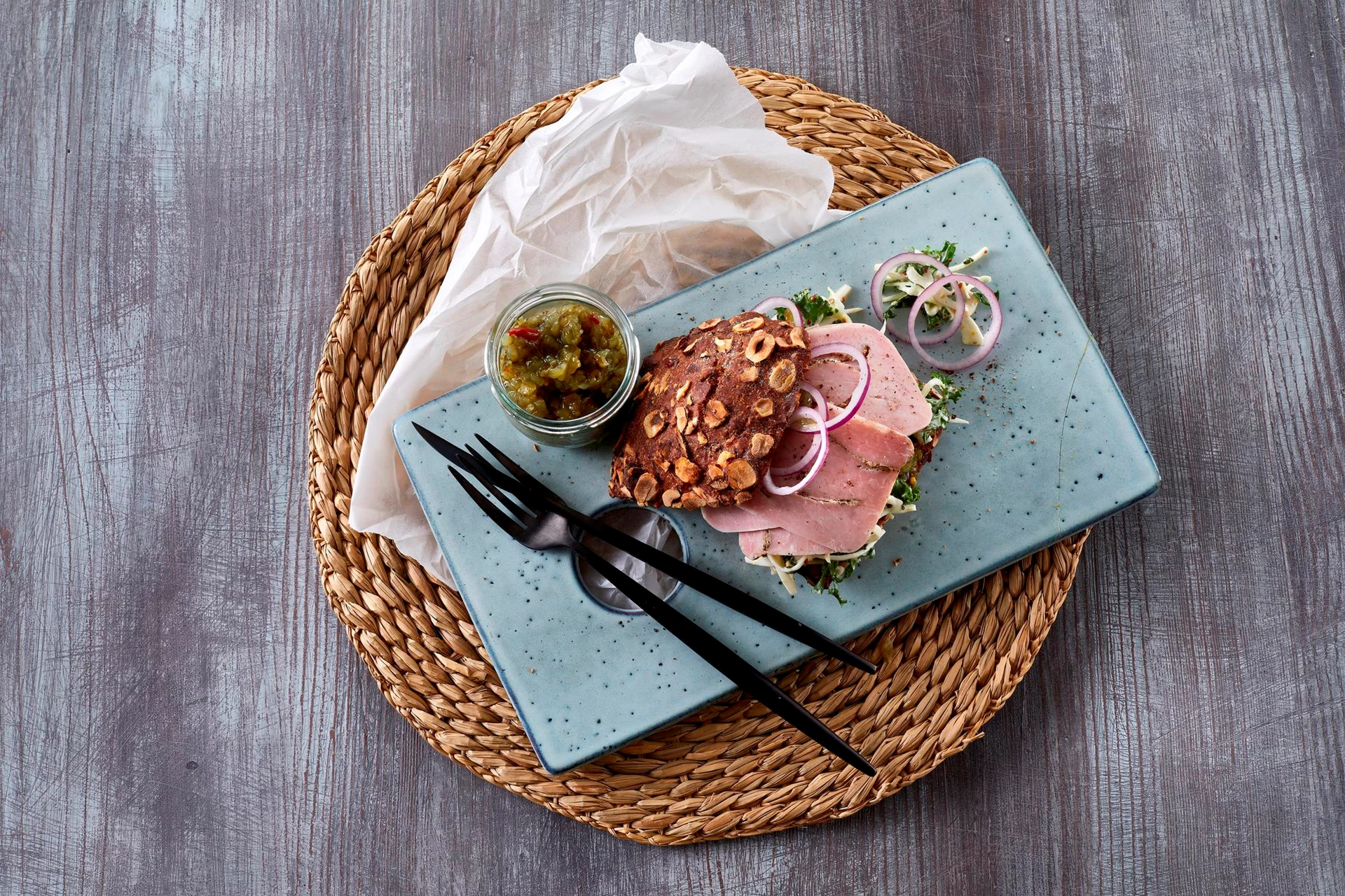 Rugbrødssandwich med rullepølse