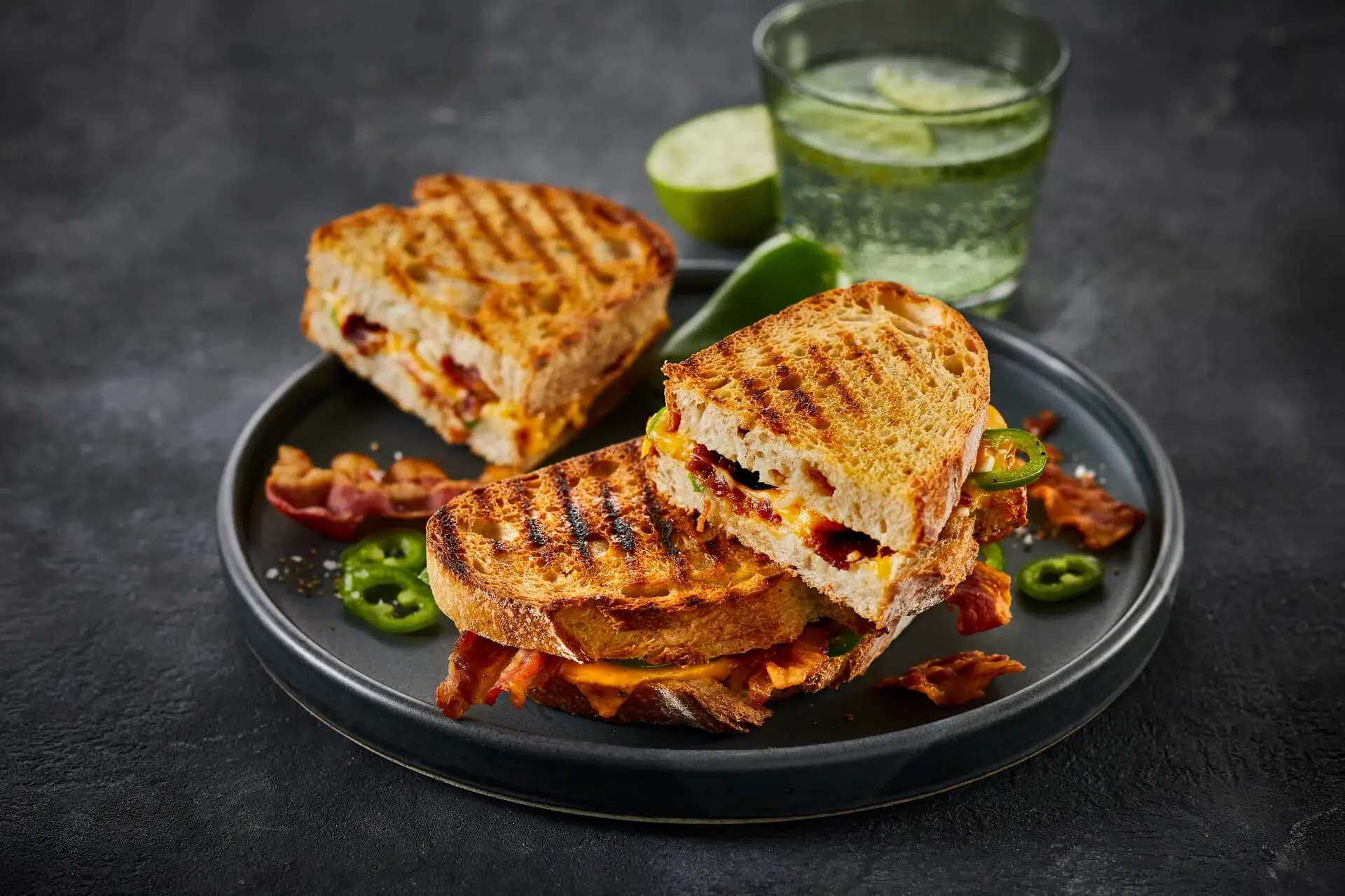 Bacon Sandwich mit Cheddar und Jalapeños