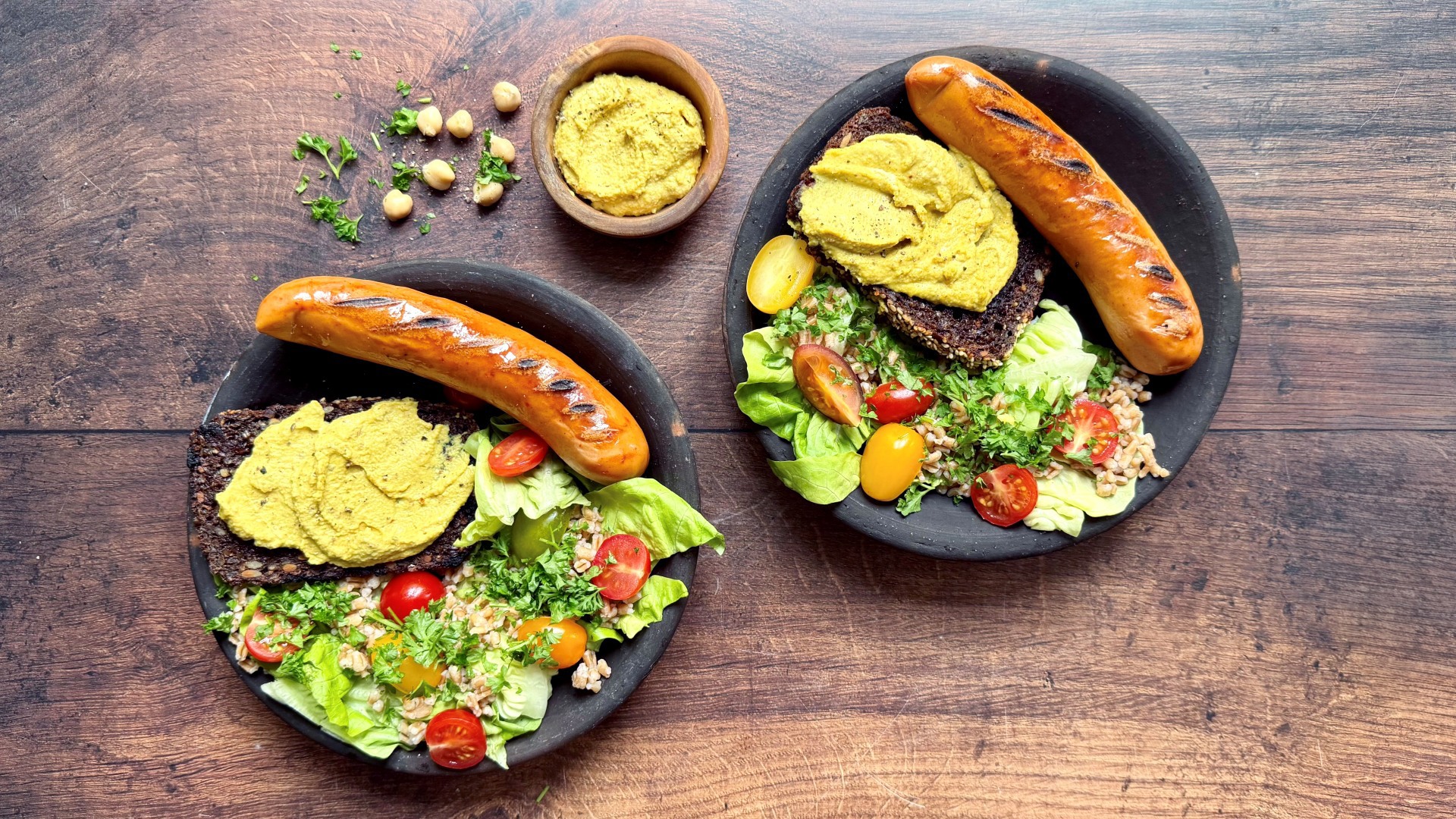 Korv med dinkelsallad och hummus