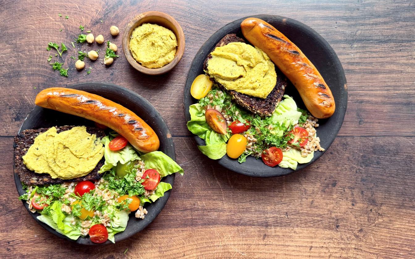 Pølser med hummus og speltsalat