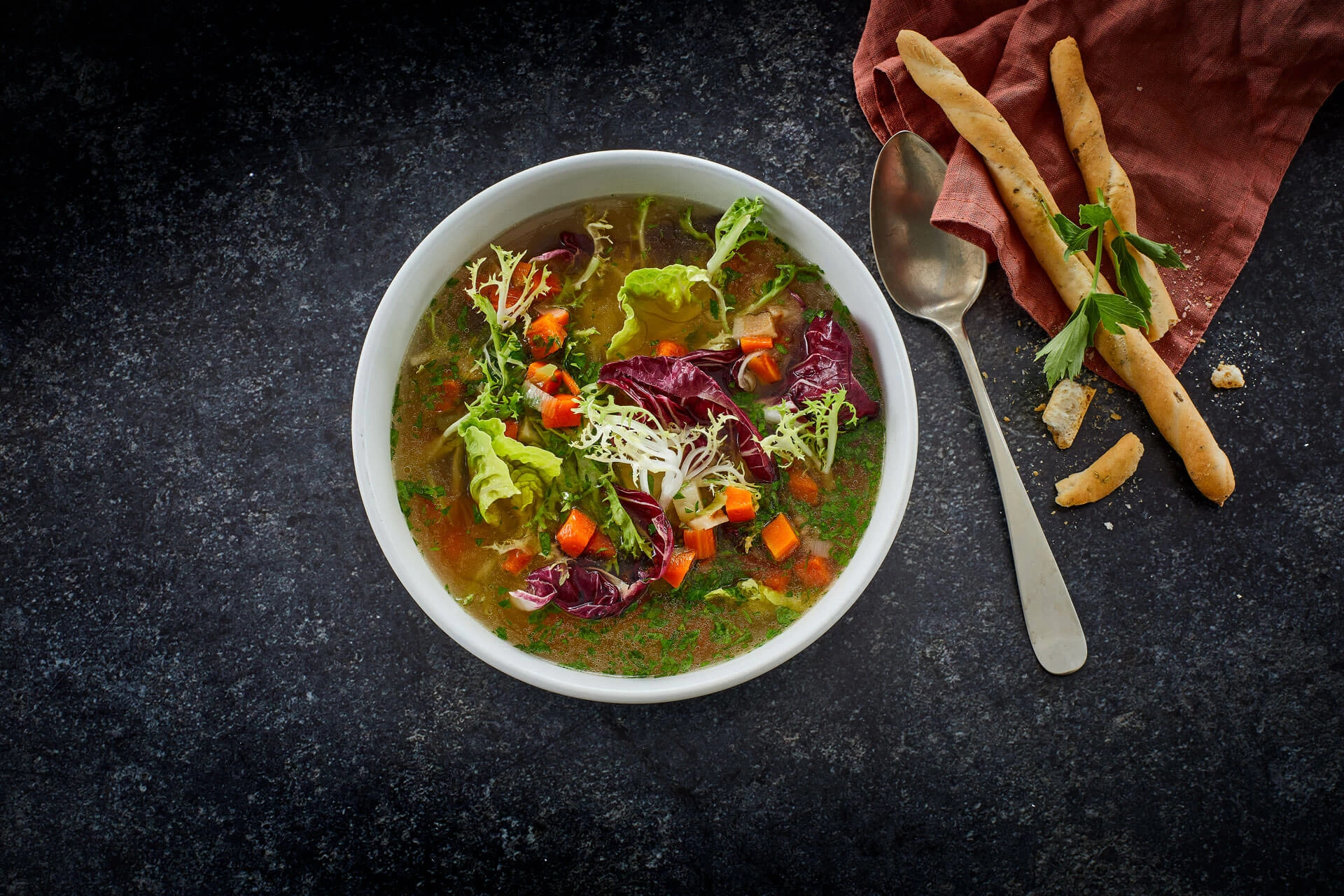Salatsuppe med løvstikke