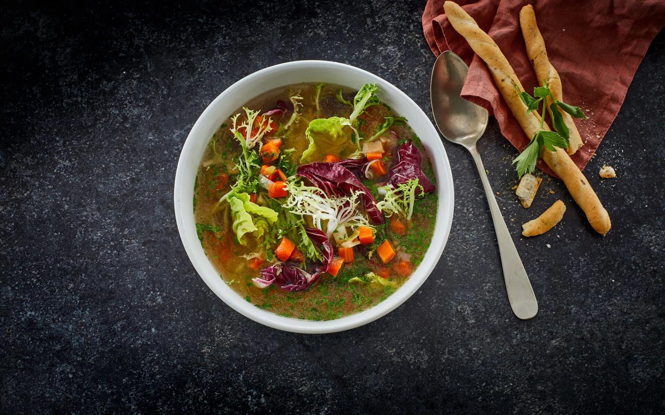 Salatsuppe med løvstikke