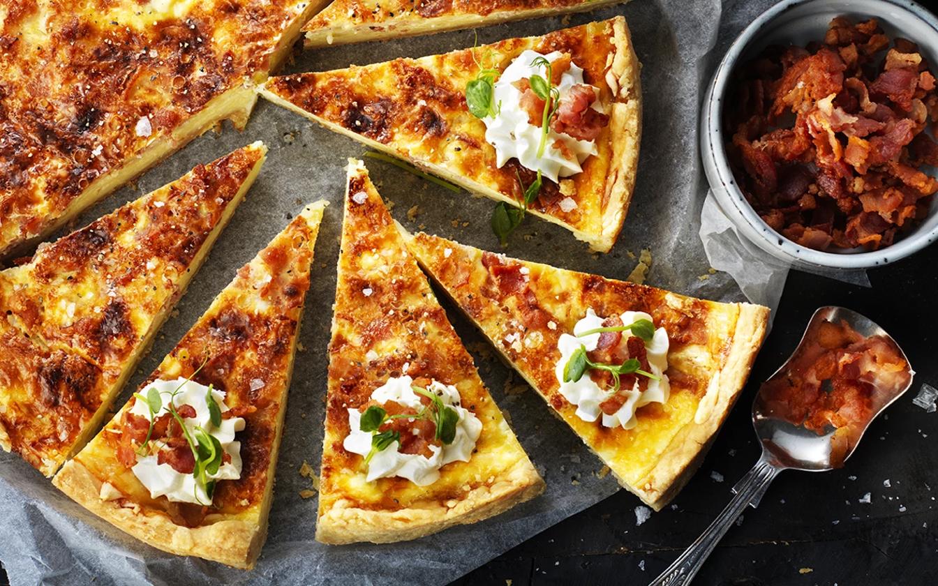 Tærte med bacon, emmentaler og purløgscreme