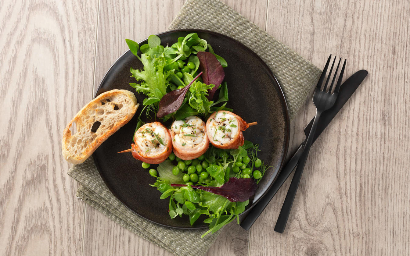 Havtaske på spyd med bacon og salat