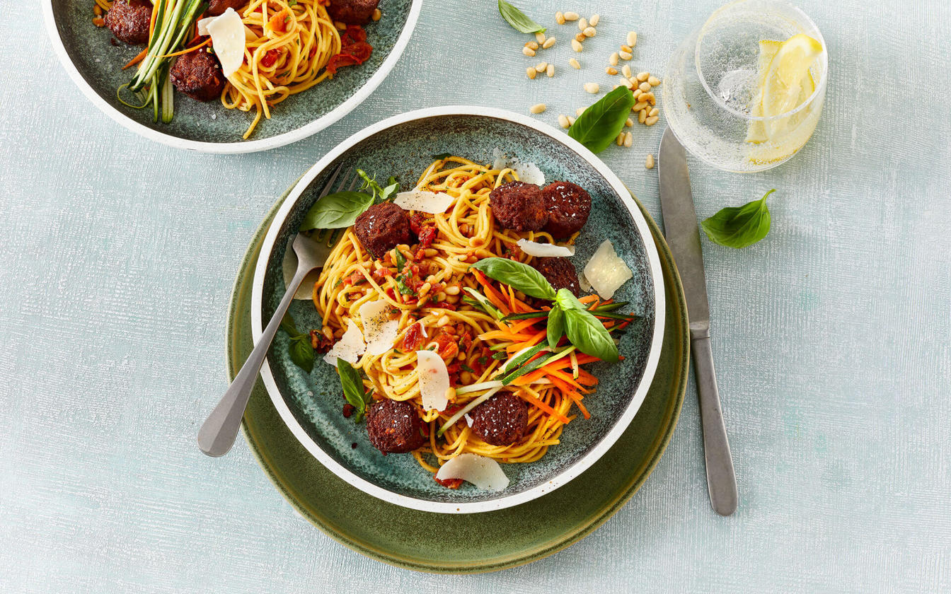 Spaghetti med grov tomatpesto og Veggie Deller