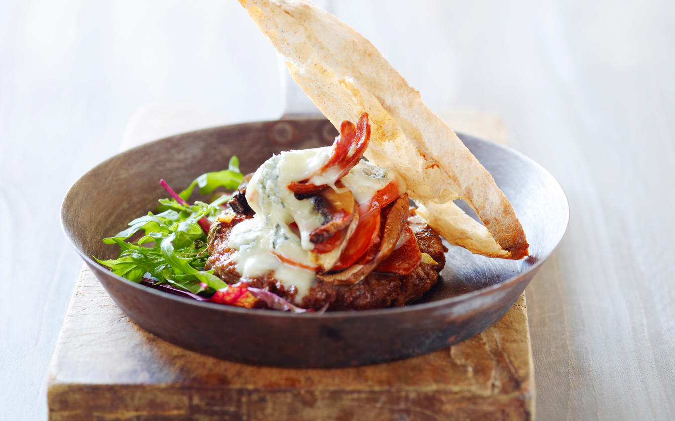 Portobelloburger med ost, chorizo og salat