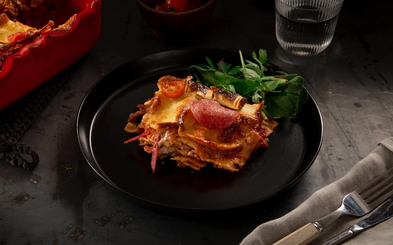Salami lasagne med färsk basilika och mozzarella