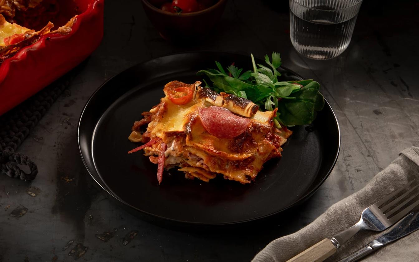 Salami lasagne med färsk basilika och mozzarella