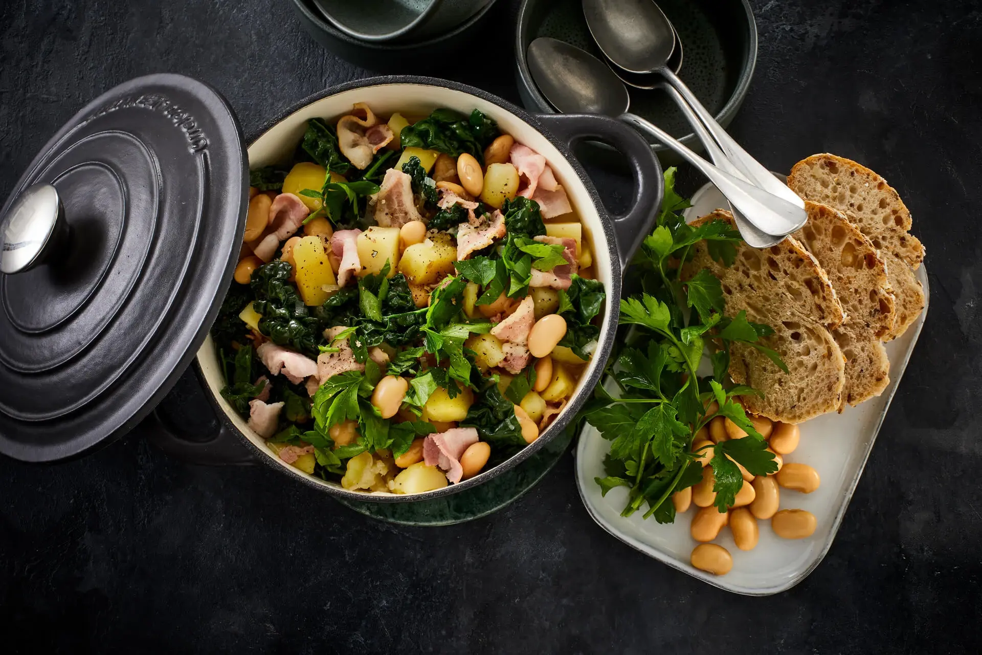 Klare Brühe mit Bacon und weißen Bohnen