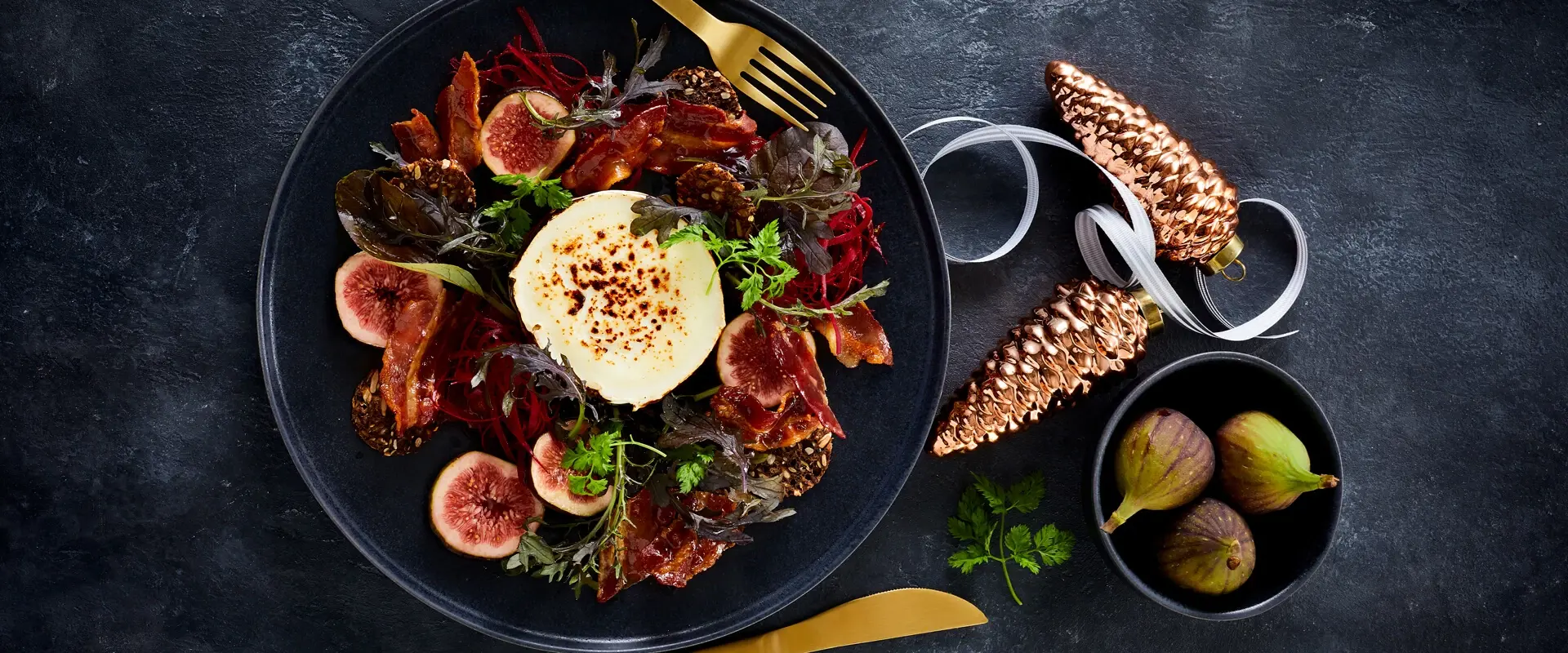 Getostsallad med bacon och krutonger