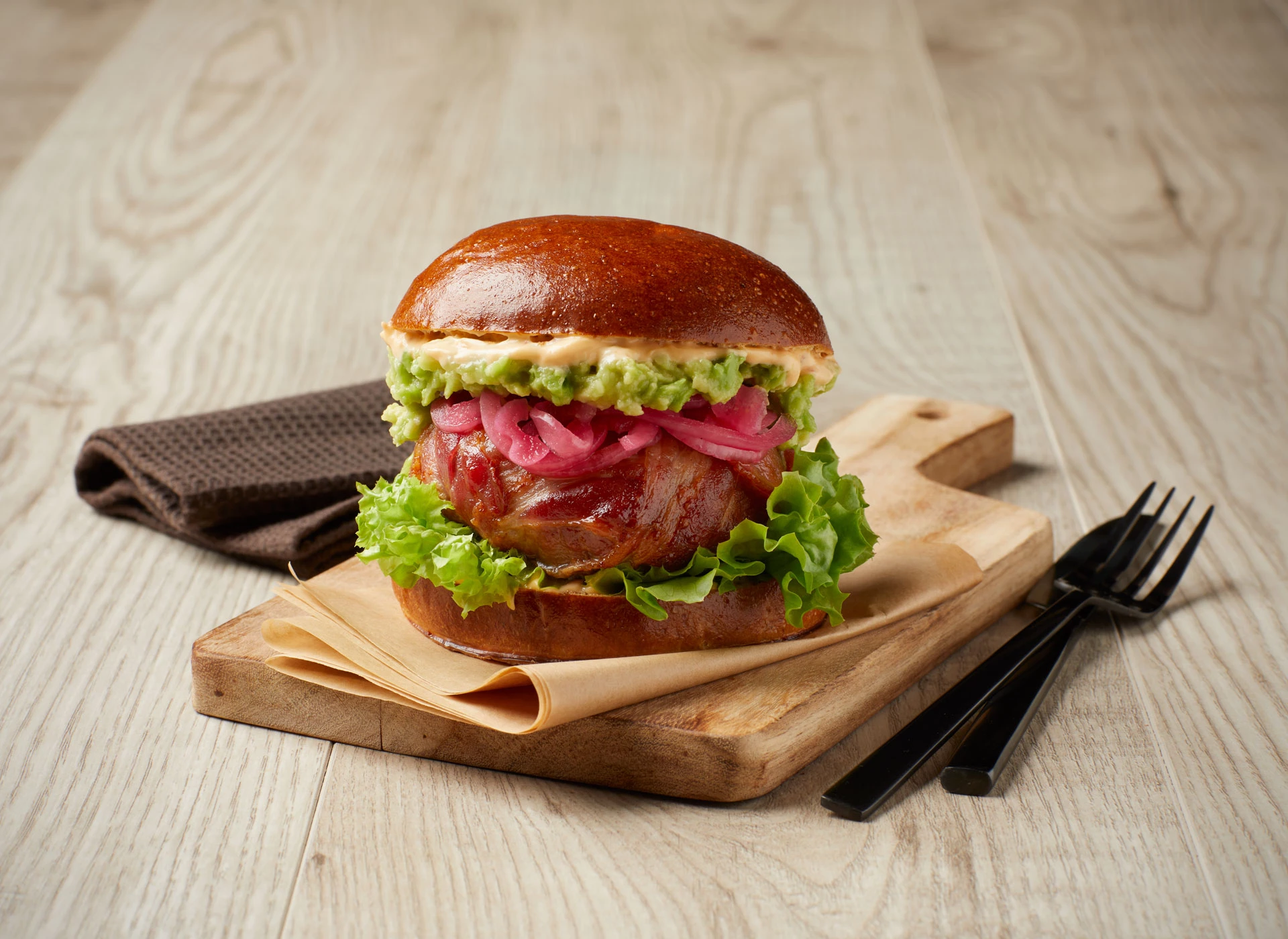 Burger med bacon-wrapped bøf