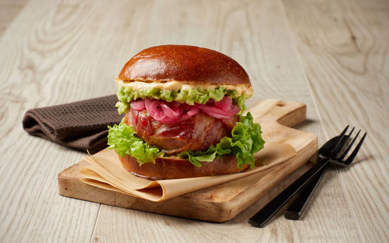 Burger med bacon-wrapped bøf