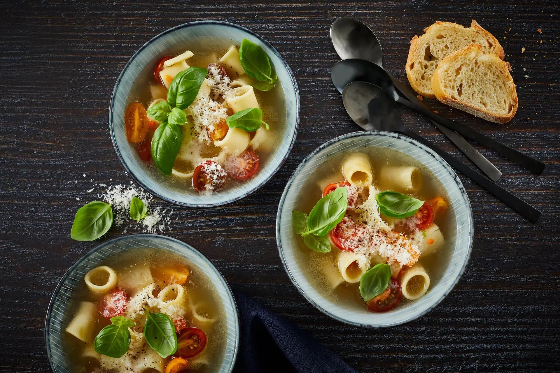 Klare Rindfleischsuppe mit Nudeln