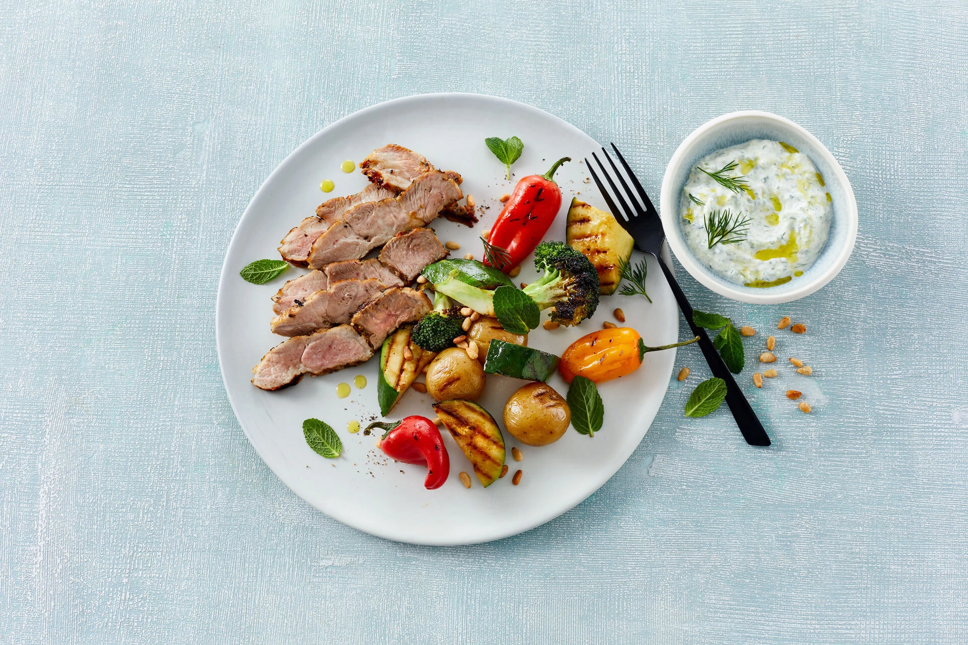 Nakkesteak med grillede grøntsager og urtetzaziki