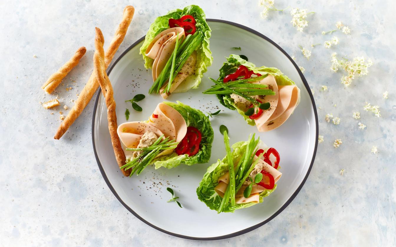 Sprøde salatblade med Veggie Pålæg og hummus