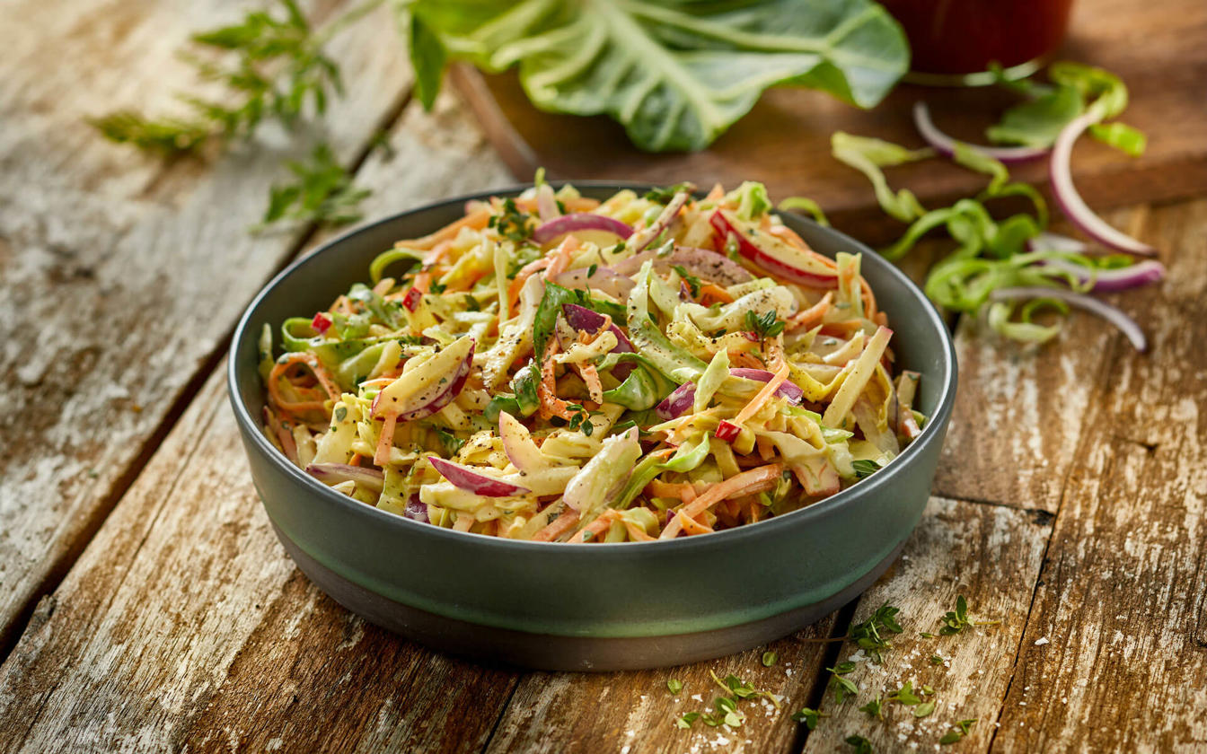 Coleslaw med æble og timian