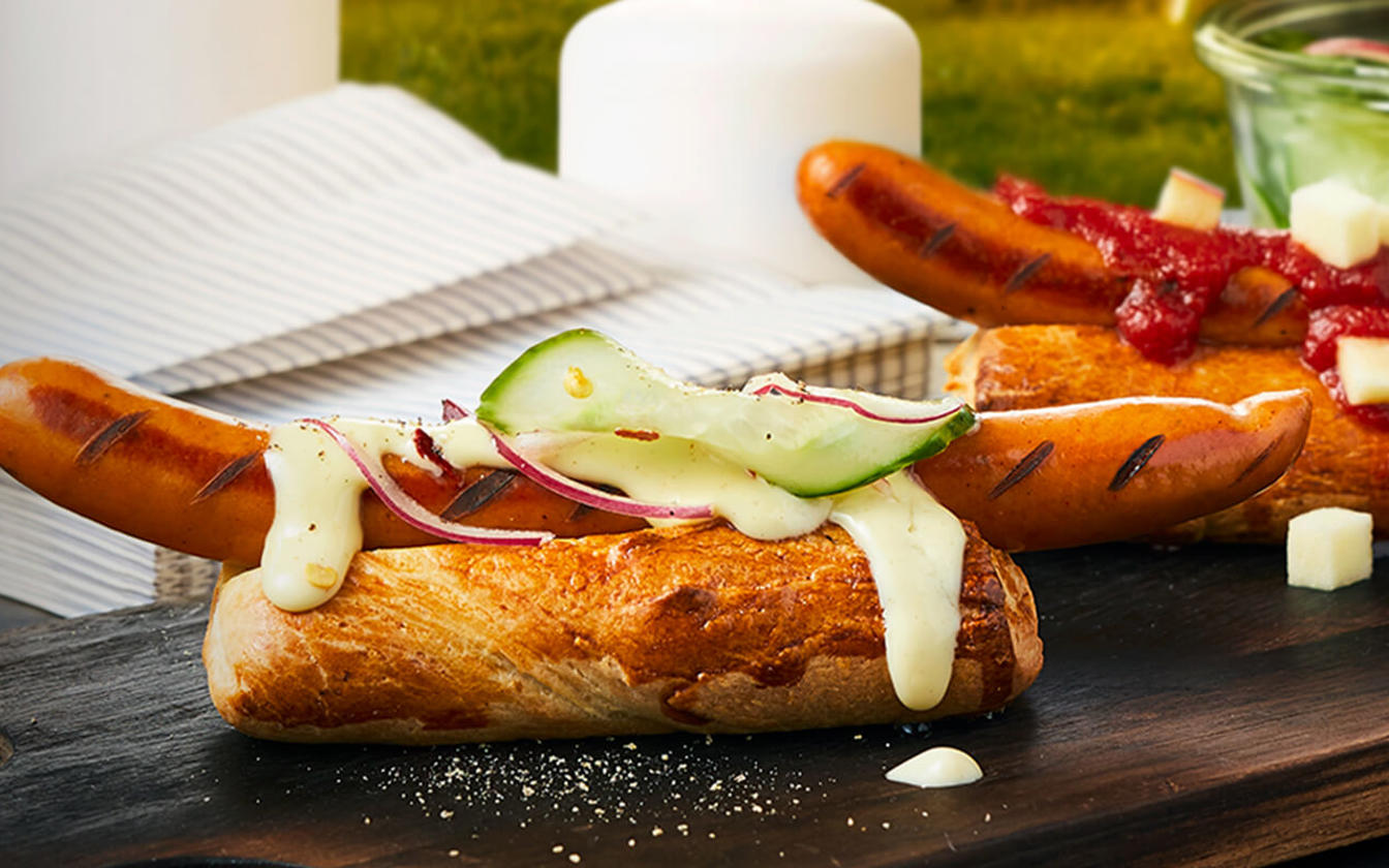 Hotdog med gourmet hotdogbrød og sennepsmayo