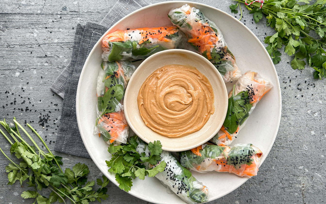 Friske forårsruller med peanutbutter dip