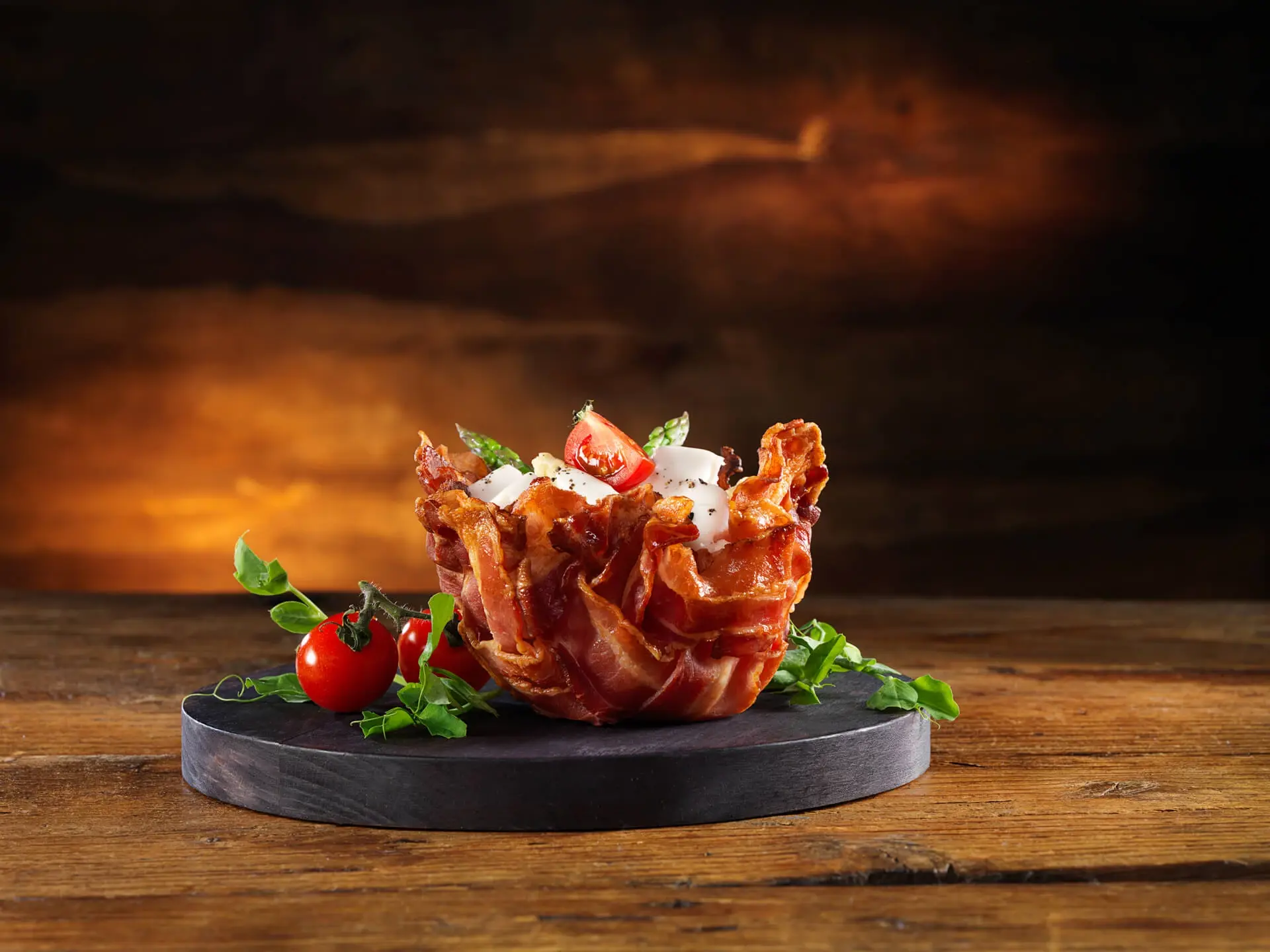 Bacon-Törtchen mit Hähnchenbrust und grünem Spargel
