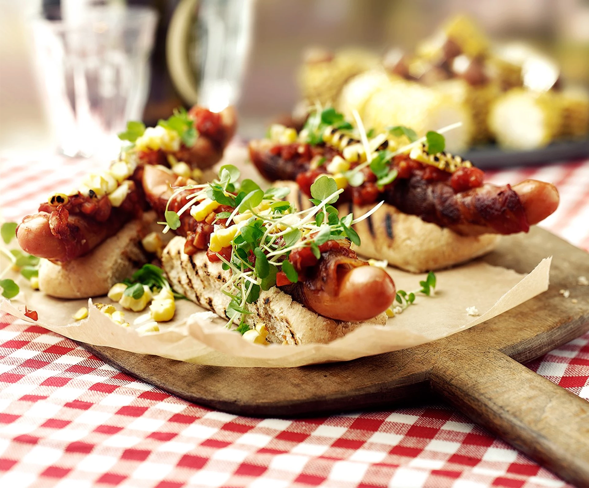 Hotdog med pølse i svøb