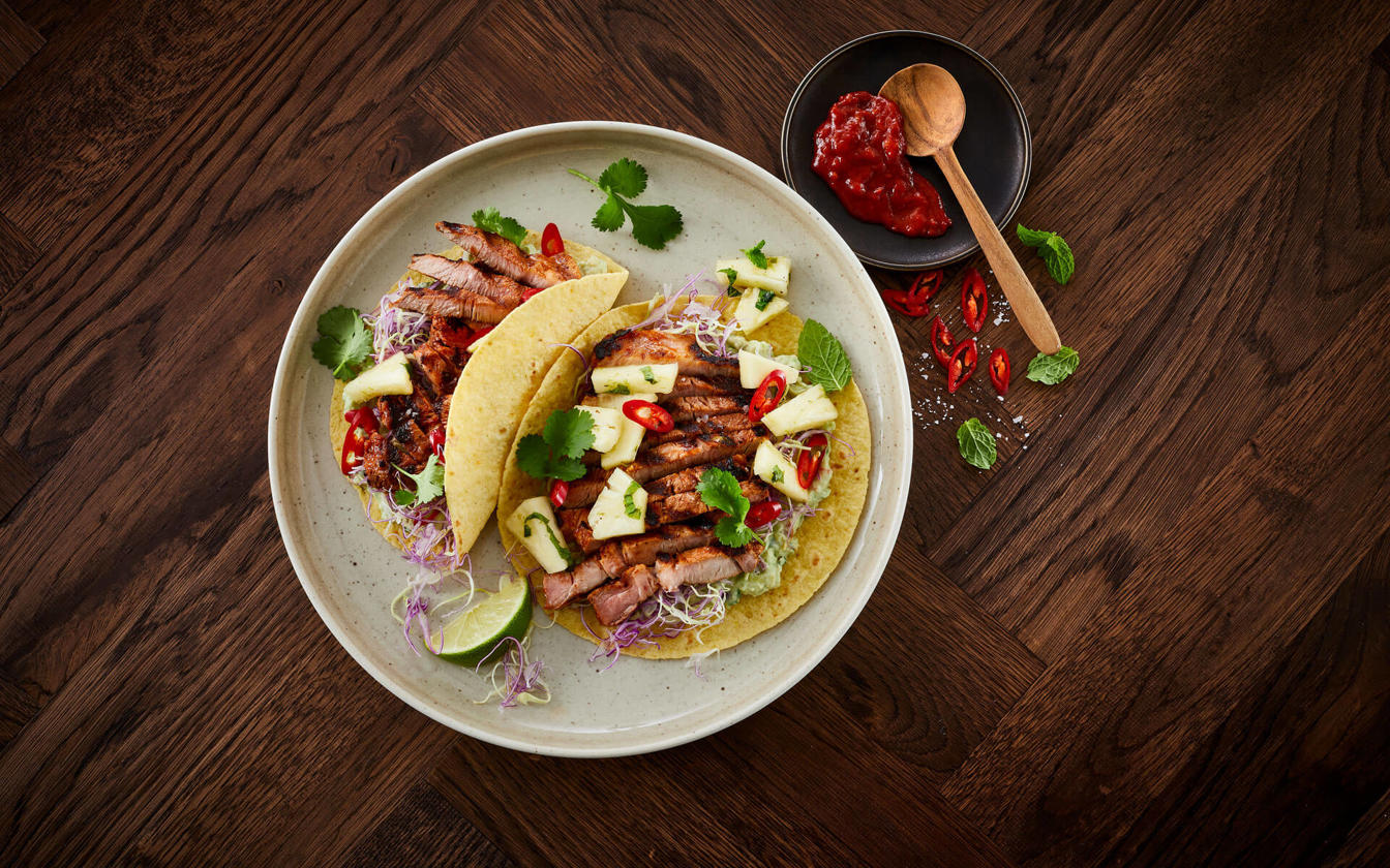 Grillet nakkefilet i tortillas med spidskålssalat og guacamole