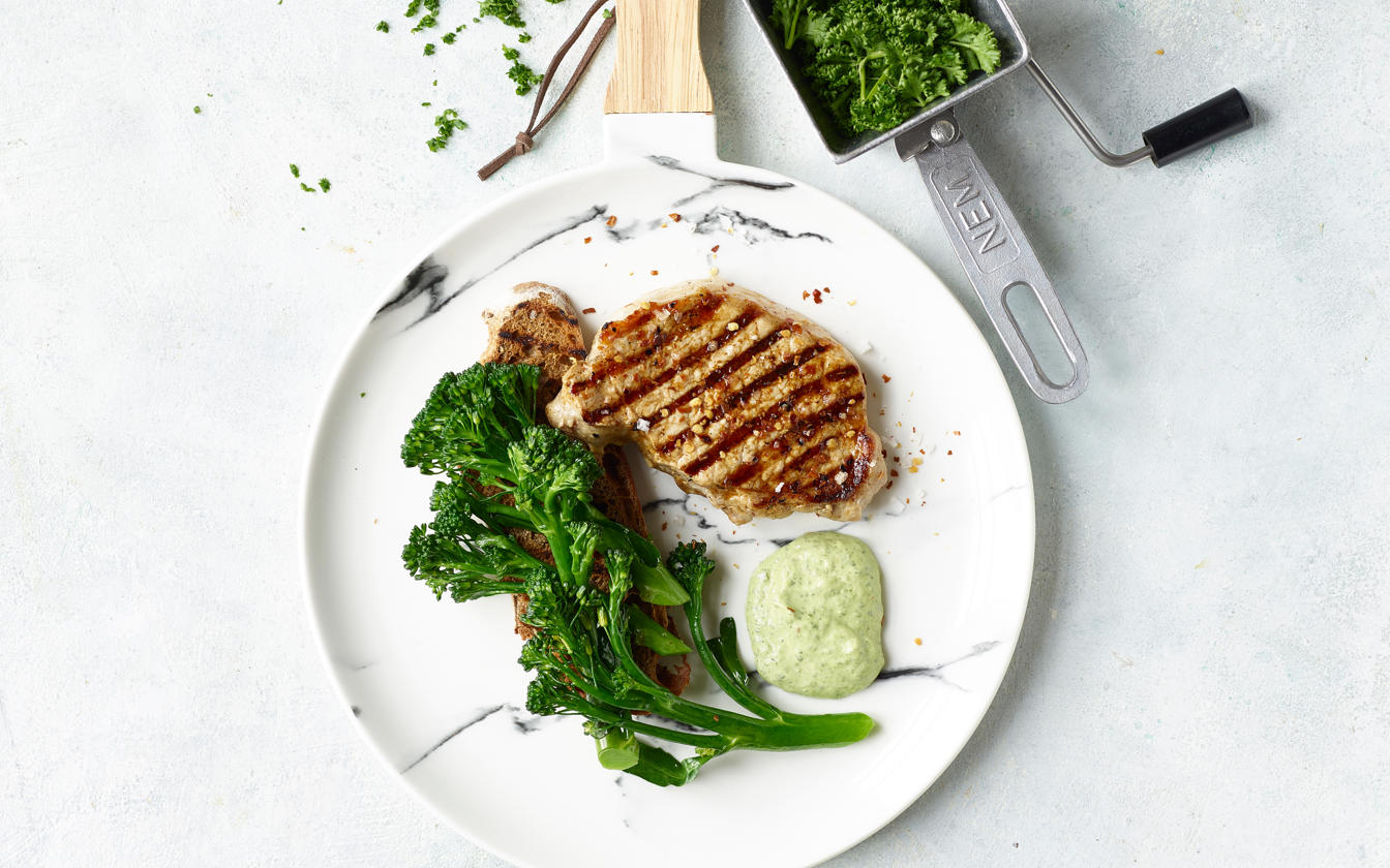 Grillet kotelet med broccoli og persillemayo