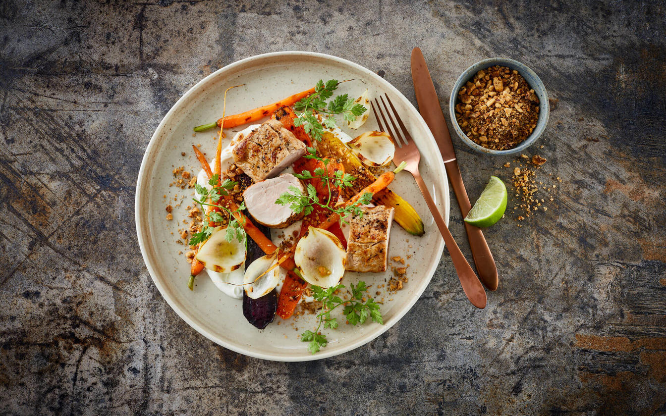 Grillet mørbrad med gulerødder og yoghurtcreme