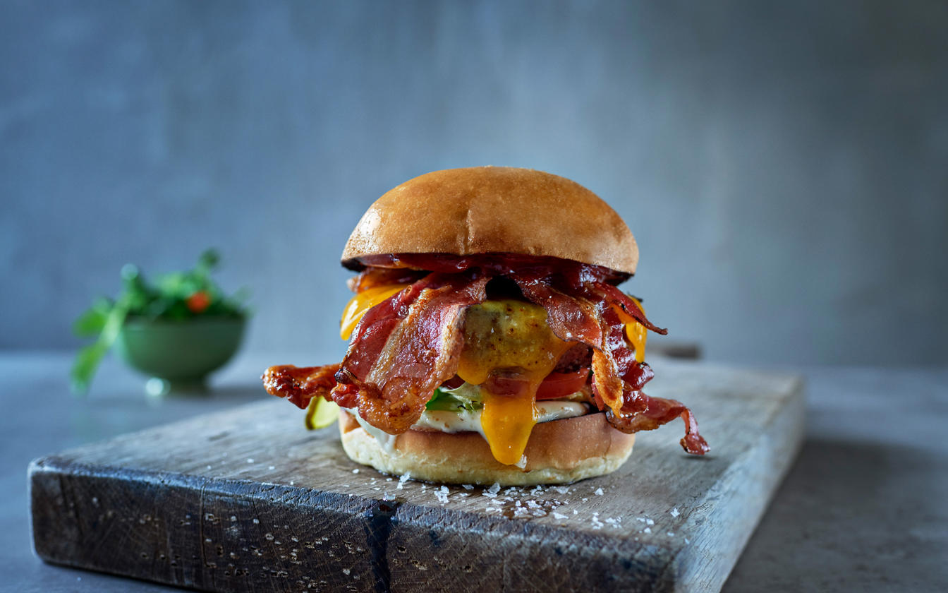 Bacon cheeseburger med hjemmebagte burgerboller