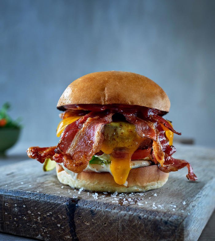 Højreb af kalvefilet med bacon serveret med spidskål - Danish Crown
