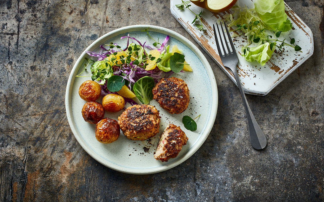 Julefrikadeller med ristede kartofler og salat