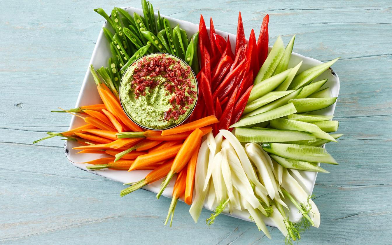 Crudité af grøntsagsstave med dip