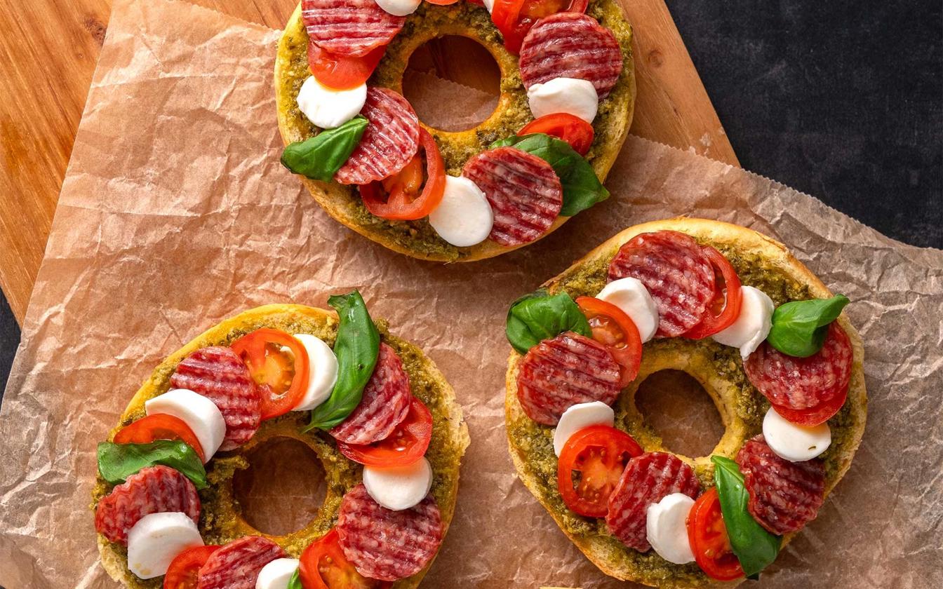 Bagel med pesto och salamichips