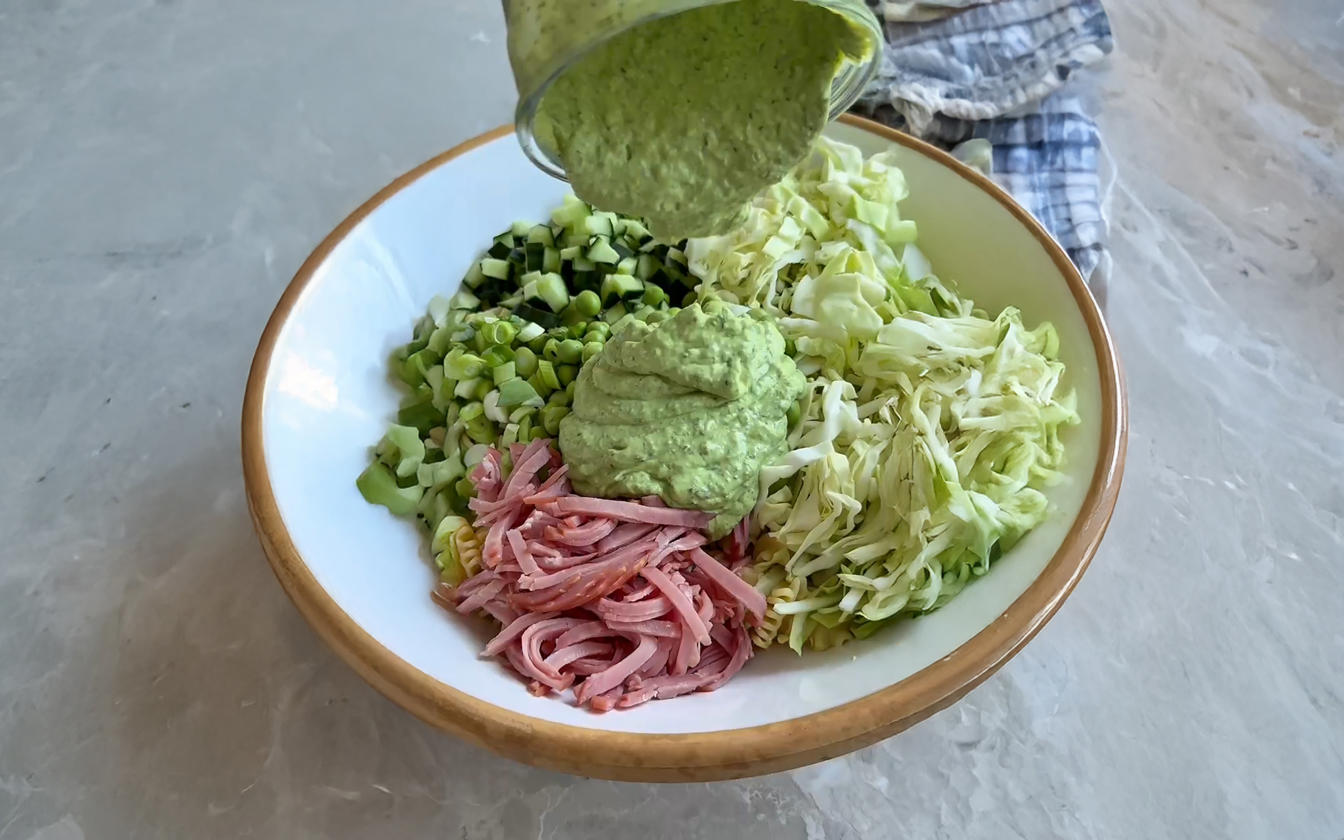 Pastasalat med Green Goddess-dressing og røget mørbrad