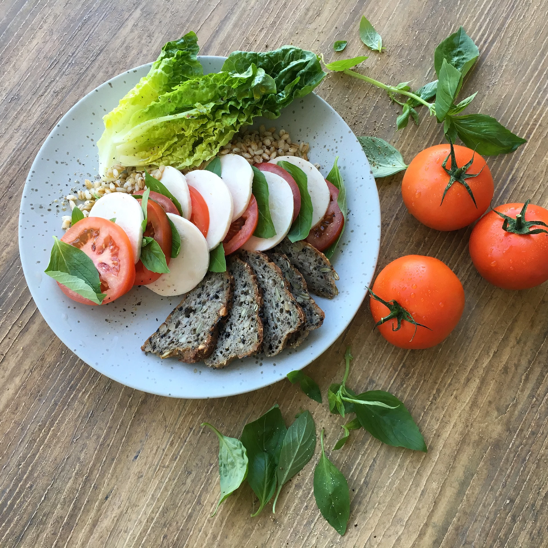 Tomatsalat med kyllingebryst og speltkerner