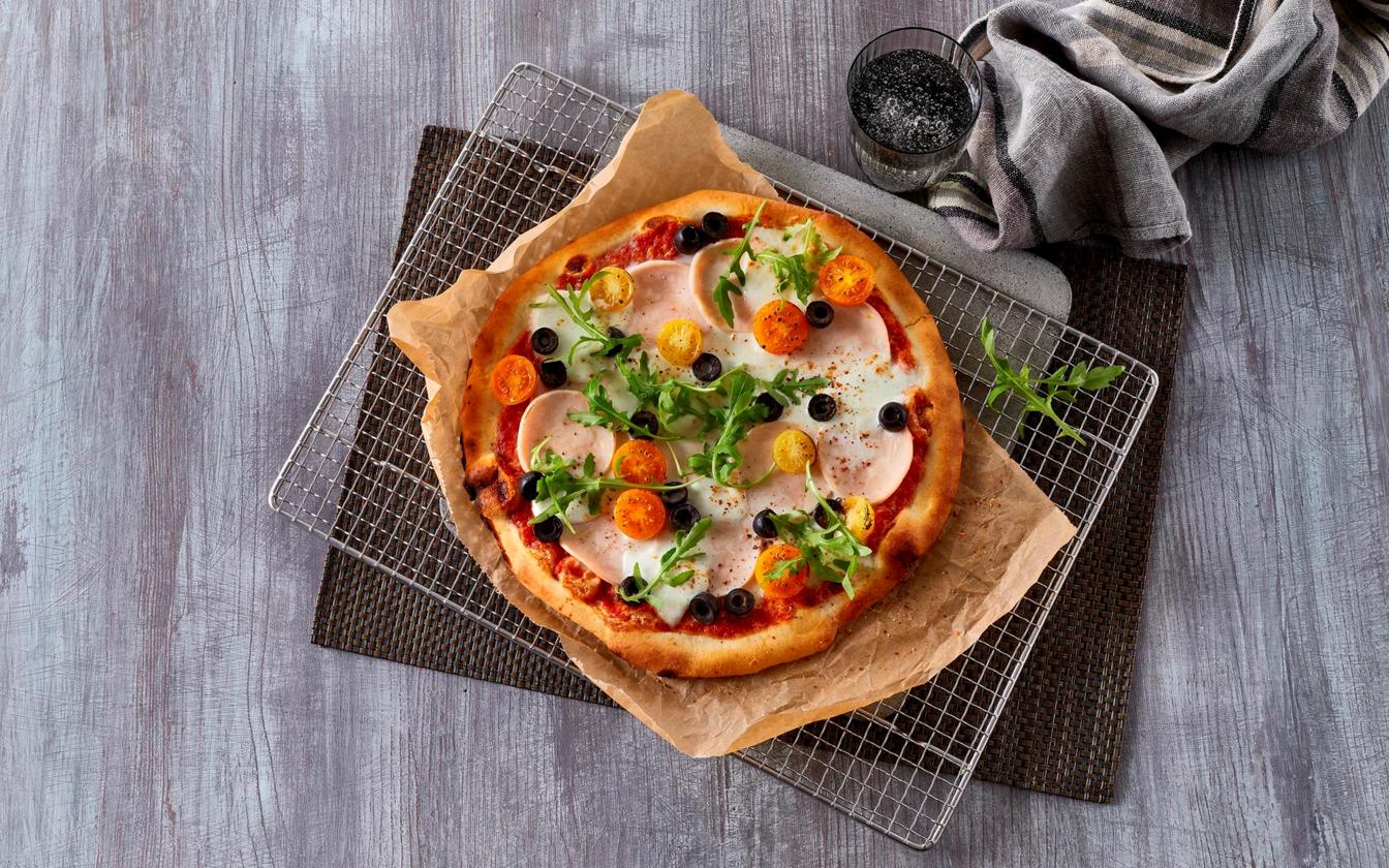 Pizza med kyllingebryst og gule cherrytomater