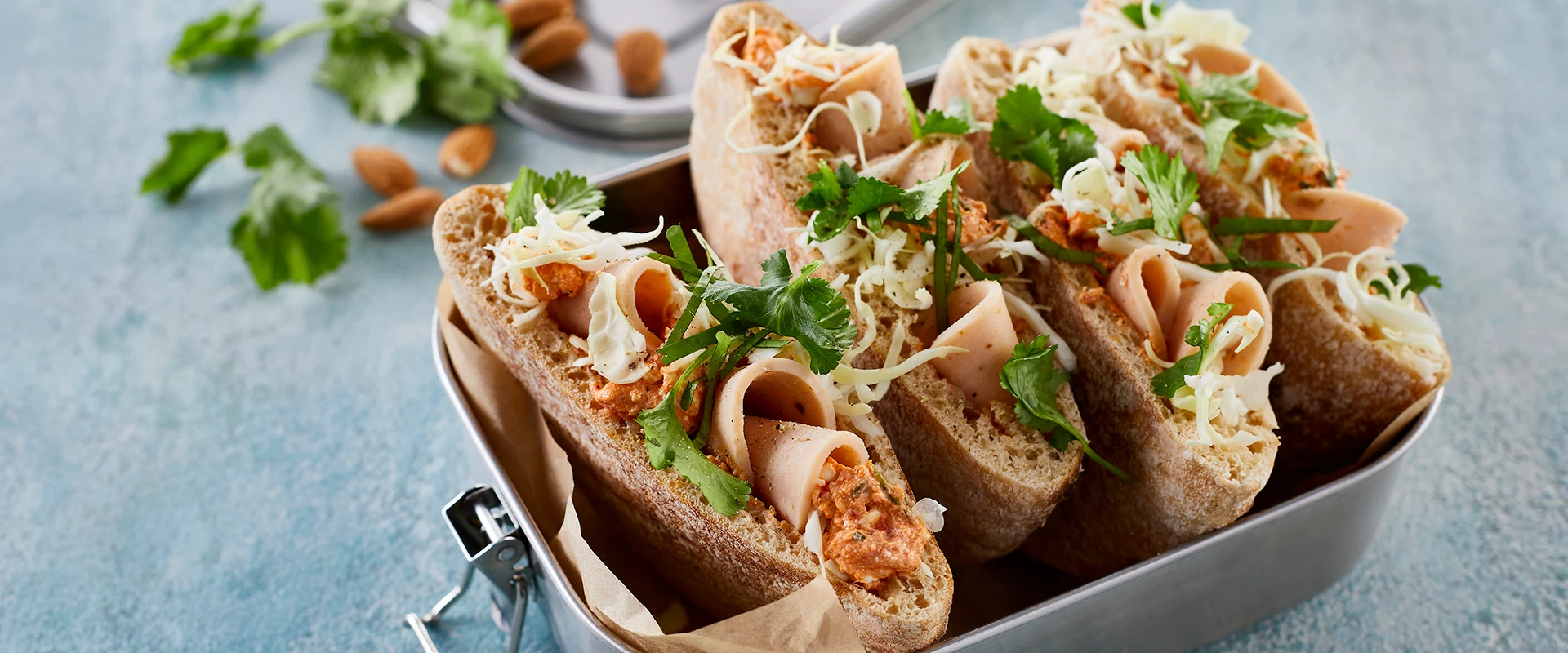 Fuldkornspita med haydari og kyllingebryst med chili