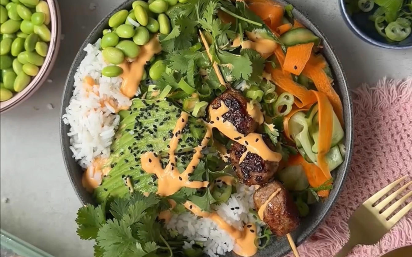 Bowl med teriyaki kødboller og syltede grøntsager