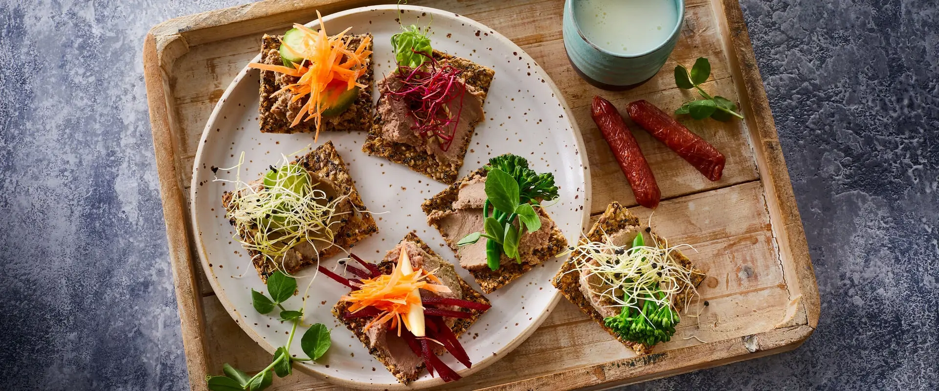Hjemmelavet knækbrød med leverpostej