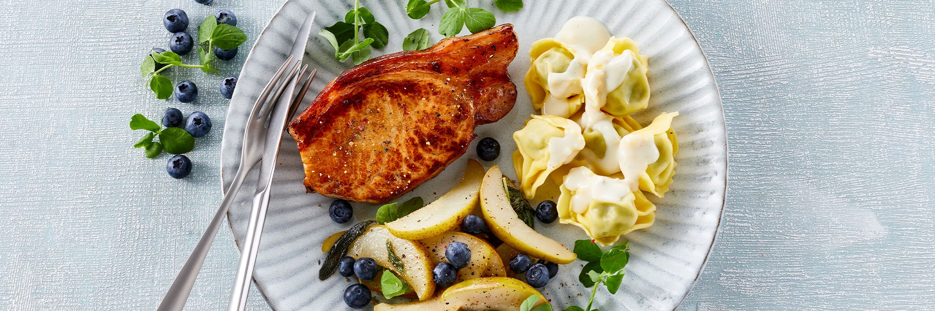 Krogmodnede koteletter med tortellini i blå ostesauce
